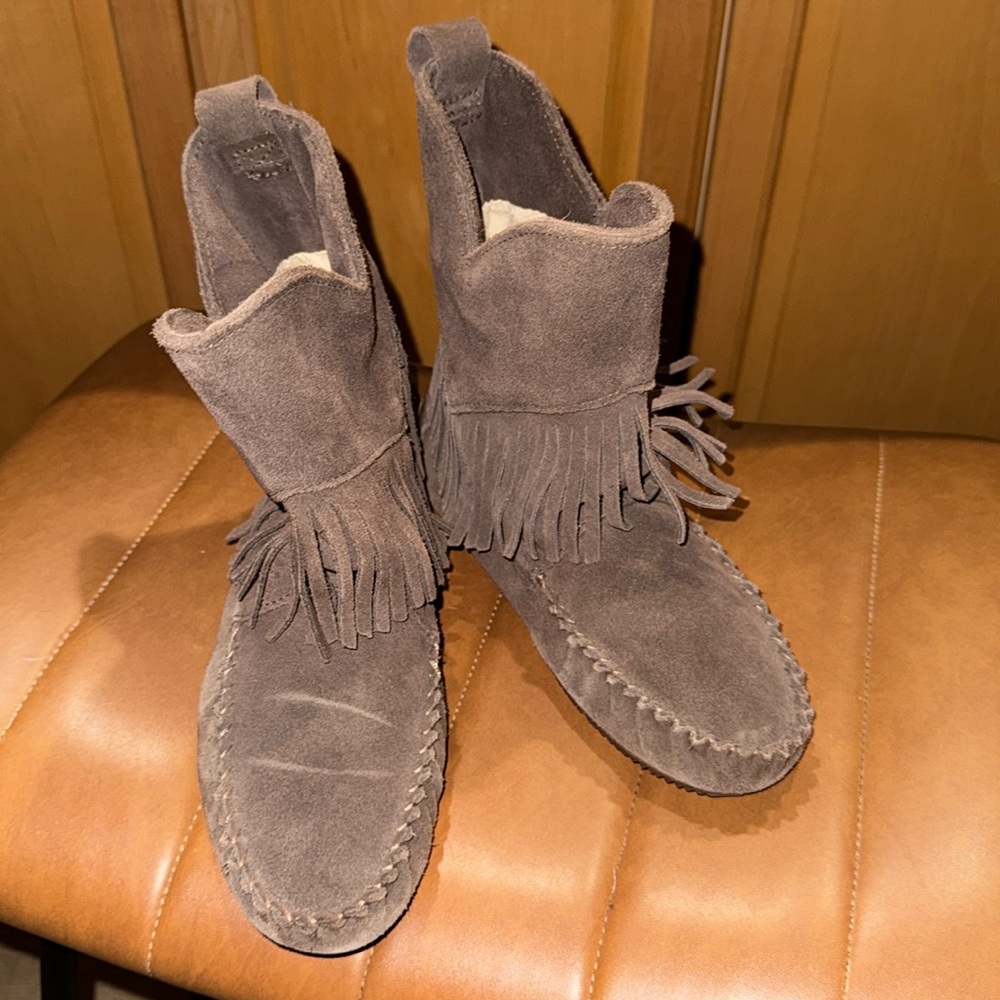 Manitobah Moccasin Booties Size 6M
Made in Canada Brown Leather Suede Fringe